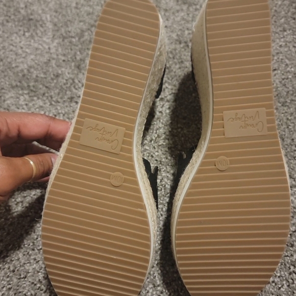 NIB Adorable Crown Vintage Black cow suede wedges sz 10. - Picture 7 of 9